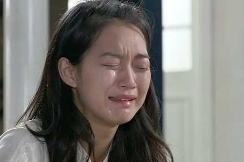 Bị mẹ chồng ngăn cản không cho về nhà ngoại từ sau khi sinh con, đến khi vô tình đọc được tin nhắn trong điện thoại của chồng, cô vợ trẻ suy sụp