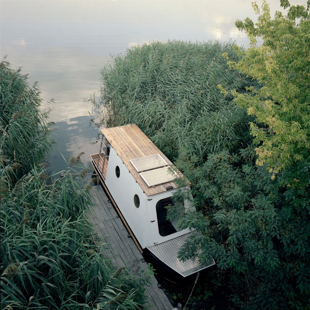 Kiến trúc sư tàinăng người Hungary - Tamás Bene, đã thiết kế một ngôi nhà thuyền xinh xắn cho một cặp vợ chồng trẻ đến từ Budapest.Ngôi nhà thuyền vốn là một chiếc thuyền đánh cá địa phương, neo tại hồ Tisza - hồ chứa nhân tạo nằm trongkhu bảo tồn thiên nhiên rộng 7.000 ha, là nơi sinh sống của động vật hoang dã trong đó cóhơn 100 loài chim khác nhau.