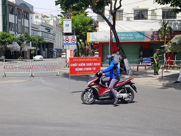 và đoạn đường Đống Đa ngang qua bar New Phương Đông đã phong tỏa để phòng, chống dịch Covid-19