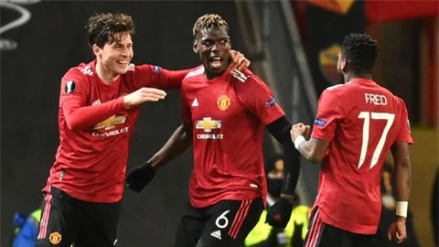 Pogba (giữa) ăn mừng bàn thắng vào lưới Roma ở lượt đi