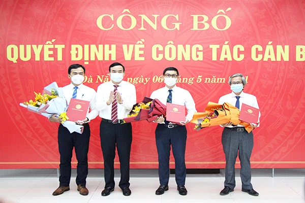 Chủ tịch UBND TP Đà Nẵng Lê Trung Chinh (thứ hai, bên trái vào) bổ nhiệm ông Phùng Phú Phong (thứ hai, bên phải vào) giữ chức Giám đốc Sở Xây dựng; ông Trần Văn Hoàng (bìa phải) và ông Đinh Thế Vinh (bìa trái) làm Phó Giám đốc Sở Xây dựng Đà Nẵng