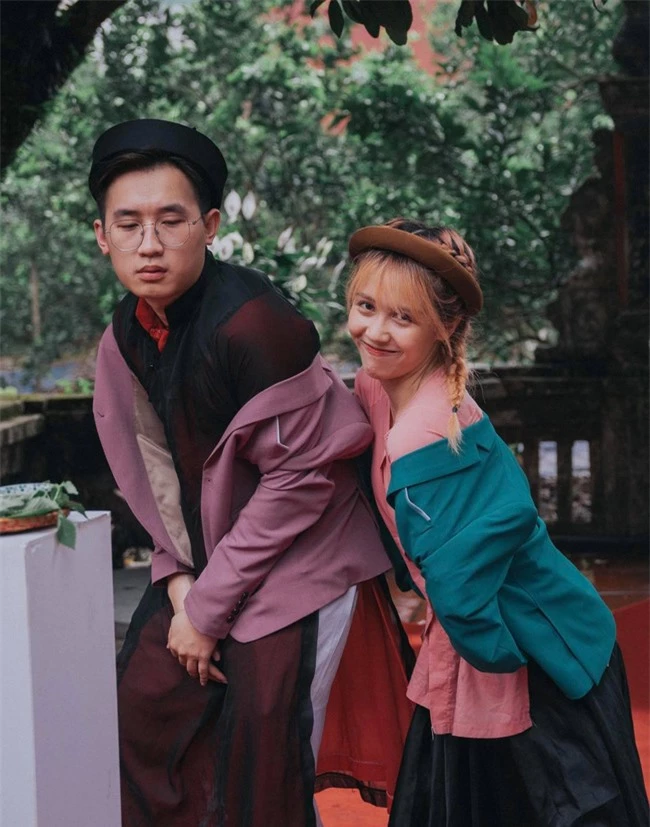 Thấy Hậu Hoàng tình tứ bên trai trẻ, Mũi trưởng Long liền có động thái khiến fan rần rần bàn tán - Ảnh 2. Thấy Hậu Hoàng tình tứ bên trai trẻ, Mũi trưởng Long liền có động thái khiến fan rần rần bàn tán - Ảnh 2.