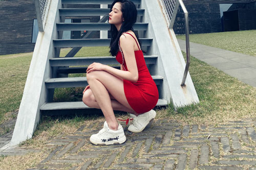 Nổi tiếng có đôi chân đẹp nhất nhì Cbiz nhưng Quan Hiểu Đồng vẫn thích photoshop kéo dài đến khó tin thế này