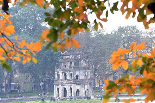 Ngỡ ngàng vẻ đẹp Hồ Gươm như mùa thu châu Âu