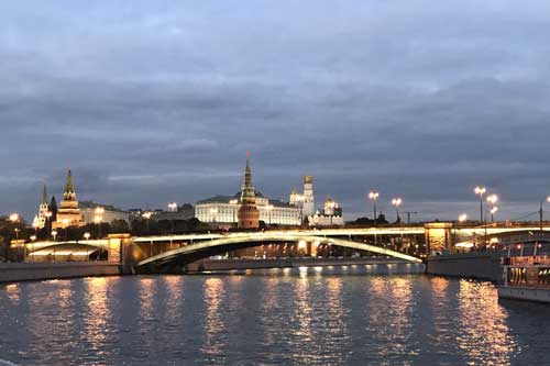 Ngắm những tòa nhà đẹp lộng lẫy soi bóng trên dòng sông Moskva