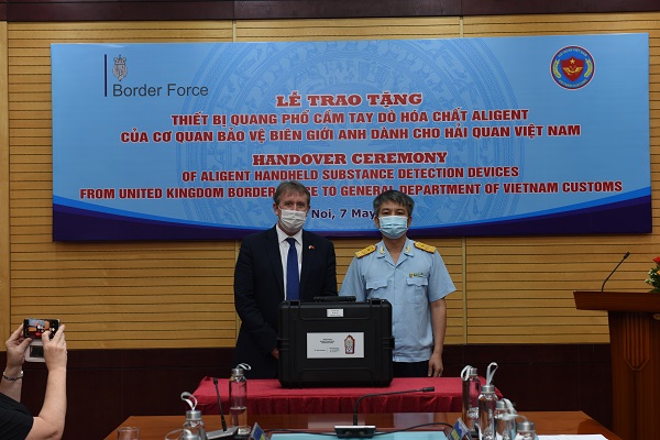 Hải quan Việt Nam nhận 4 máy quang phổ phát hiện hóa chất