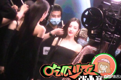 Địch Lệ Nhiệt Ba lộ nhan sắc thật trong hình chụp lén gây xôn xao