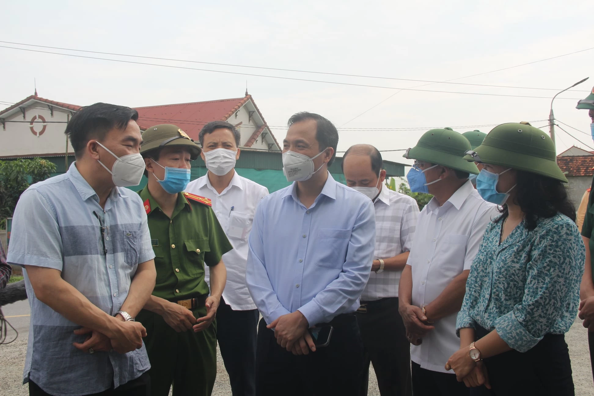 Bí thư tỉnh ủy Hà Tĩnh Hoàng Trung Dũng kiểm tra công tác phòng chống dịch trên địa bàn.