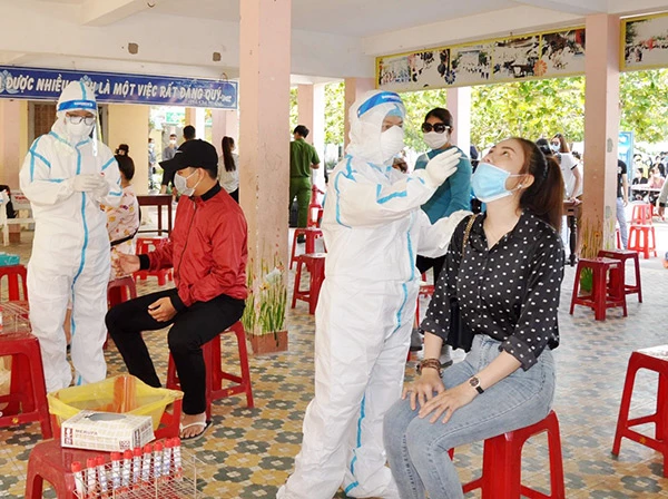Trung tâm Y tế quận Sơn Trà lấy mẫu xét nghiệm COVID-19 cho 500 người là nhân viên các vũ trường, quán bar, karaoke, massage... trên địa bàn