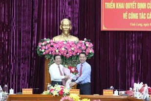Chủ tịch UBND tỉnh Vĩnh Long Lữ Quang Ngời (phải) tặng hoa chúc mừng tân Bí thư Tỉnh ủy Bùi Văn Nghiêm