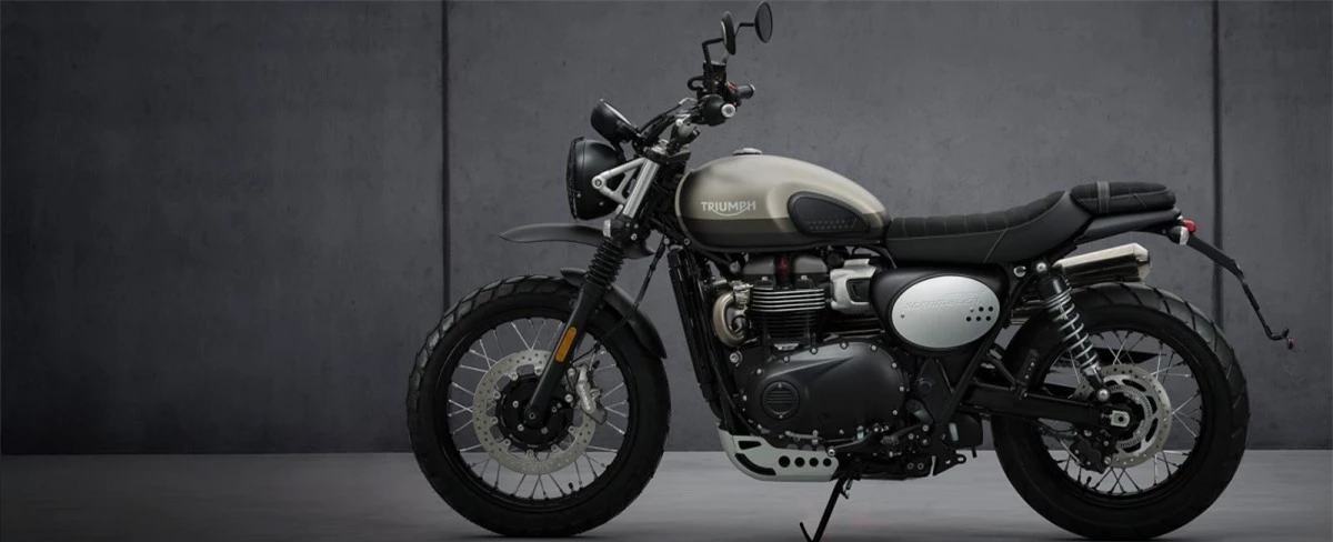 Cùng với Street Scrambler mới được cập nhật, Triumph cũng tung ra phiên bản giới hạn của mẫu mô tô này, có tên gọi Sandstorm, với điểm nổi bật nhất ở phối màu ngoại thất độc đáo, kiểu dáng và chi tiết chắc chắn hơn, cùng với các phụ kiện cao cấp được trang bị từ ban đầu.