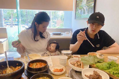 Con gái Winnie làm gì trong lúc cả nhà ăn trưa mà khiến Đông Nhi phải ý kiến thế này?