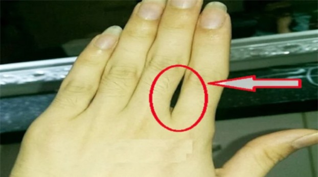 Bỏ 1 giây nhìn vào kẽ hở giữa ngón tay xem số phận tương lai nghèo khổ hay giàu sang