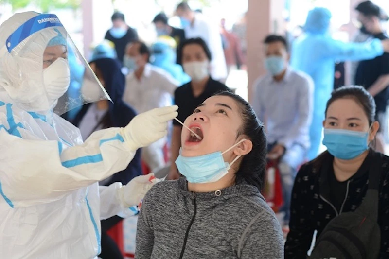 Trung tâm Y tế quận Sơn Trà đã tiến hành lấy mẫu xét nghiệm SARS-CoV-2