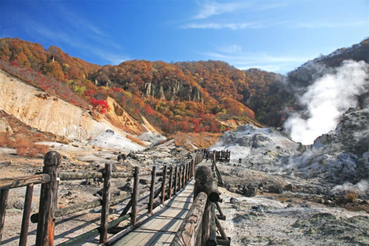 Suối nước nóng Noboribetsu là khu vực nổi tiếng nhất ở Hokkaido. Từ thành phố Sapporo, đi tàu khoảng 1 tiếng rưỡi là bạn có thể nhìn thấy suối nước nóng bốc khói nghi ngút. Một trong những lý do khiến suối nước nóng này đặc biệt bởi nơi đây hội tụ 9 loại suối nước nóng khác nhau./.