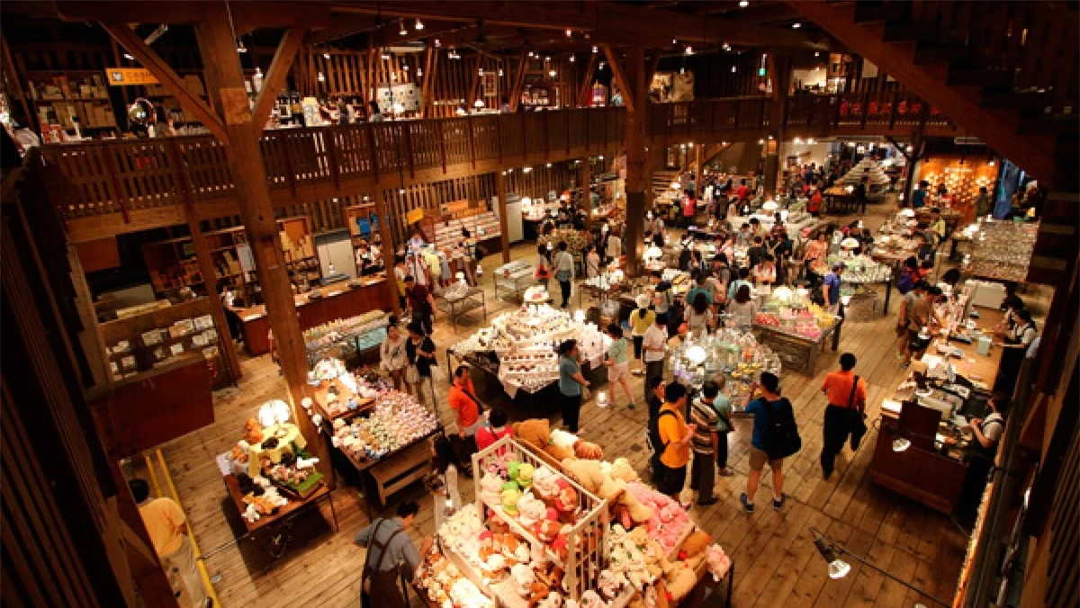 Bảo tàng hộp âm nhạc Otaru là địa danh nổi tiếng nằm ở phía Tây của tỉnh Hokkaido. Nơi đây tự hào với quy mô lớn trưng bày các hộp âm nhạc với hơn 3.000 chiếc. Nếu bạn muốn chọn được một chiếc hộp nhạc ưng ý thì sẽ mất rất nhiều thời gian vì chiếc hộp nhạc nào cũng đẹp, thiết kế tinh xảo và phát ra những giai điệu du dương, đắm say lòng người.