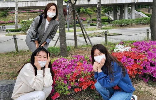 Gặp gỡ hội bạn cũ, Choi Ji Woo khoe nhan sắc tươi trẻ nhưng vẫn kém vợ của tài tử Cha In Pyo