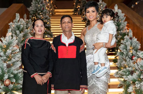 Hết xây nhà 2,5 tỷ, nay H’Hen Niê còn quyết định ra tiền mua xe hơi tặng ba mẹ