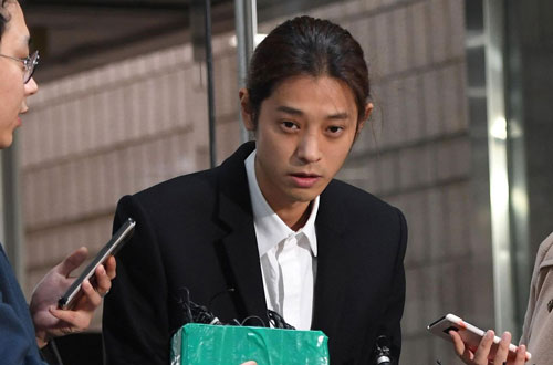 Biến mới Kbiz: Đang ngồi tù, Jung Joon Young bị bạn gái cũ đệ đơn lên hẳn Nhà Xanh tố làm trò đồi bại sau 5 năm huỷ kiện