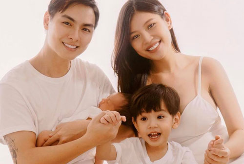 Chúng Huyền Thanh tung ảnh gia đình đủ 4 thành viên, visual mẹ bỉm vẫn “chào thua” trước biểu cảm nhắng nhít của 2 nhóc tỳ