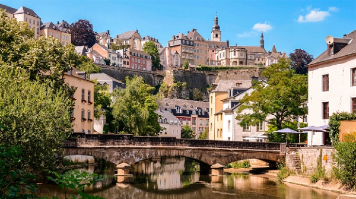 Luxembourg: Miễn phí tất cả các phương tiện giao thông công cộng. Đây là nơi duy nhất trên thế giới mà người dân và khách du lịch được tận hưởng hệ thống giao thông công cộng hoàn toàn miễn phí. Từ ngày 29/2 năm nay, vé xe điện, tàu hỏa và xe bus đã được xóa bỏ. Tuy nhiên, có một ngoại lệ là những chuyến tàu quốc tế và chỗ ngồi khoang hạng nhất thì vẫn phải trả tiền./.