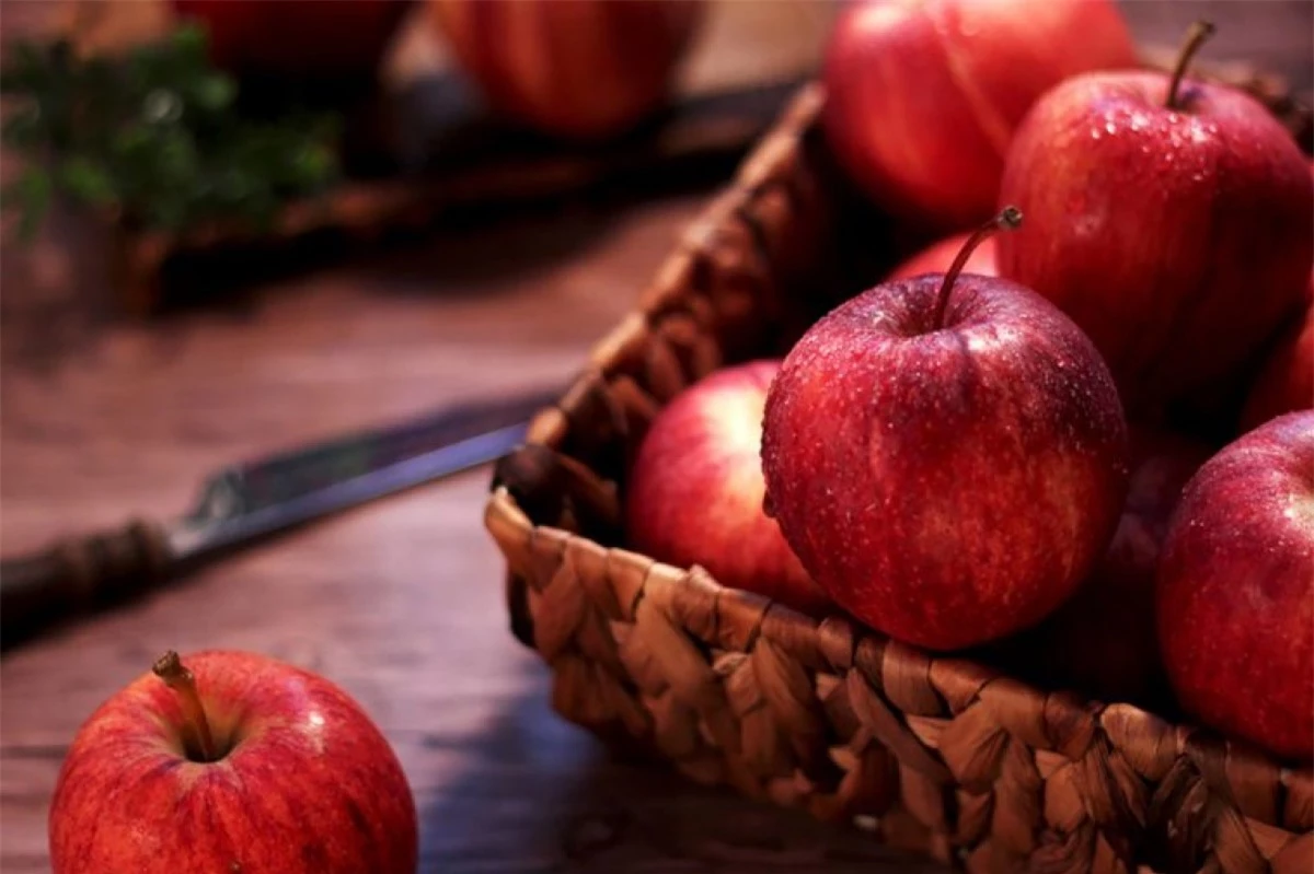 Ăn táo: Ăn một quả táo mỗi ngày không chỉ giúp phòng ngừa nhiều loại bệnh tật, mà còn hỗ trợ quá trình giảm cân của bạn. Táo chứa pectin, chất xơ hòa tan và rất nhiều nước, nhờ đó rất hiệu quả trong việc giảm cảm giác thèm ăn.