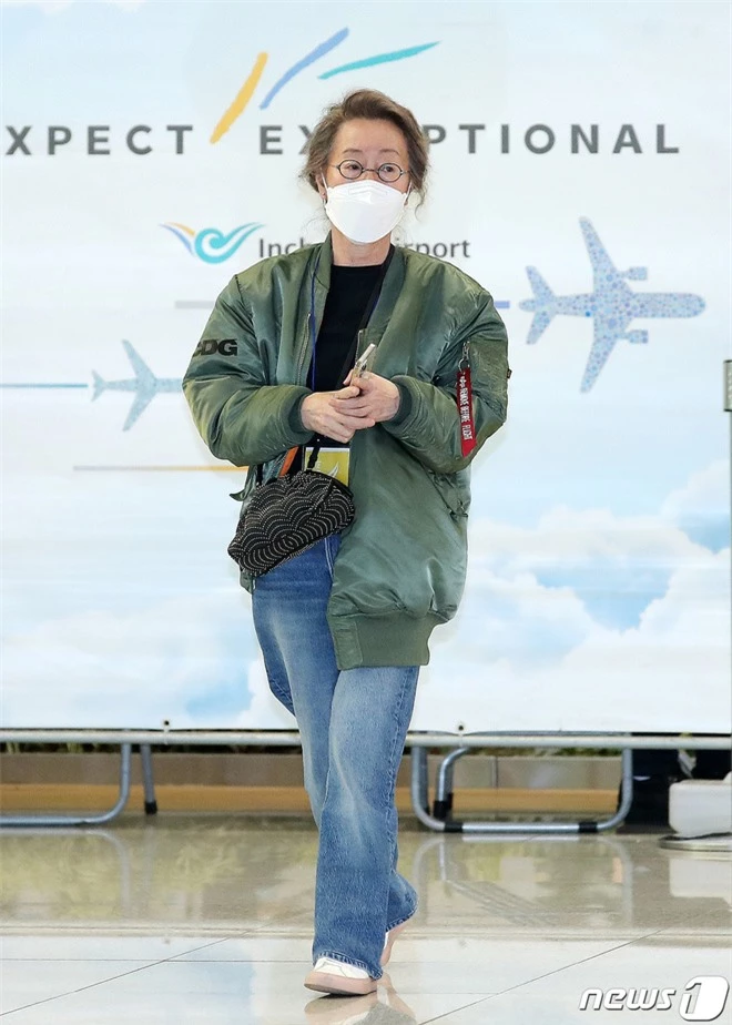 Sao nữ 74 tuổi đã có mặt ở sân bay Hàn Quốc sau chiến thắng lịch sử tại Oscar, phong cách ăn mặc khiến Knet ngỡ ngàng - Ảnh 2.