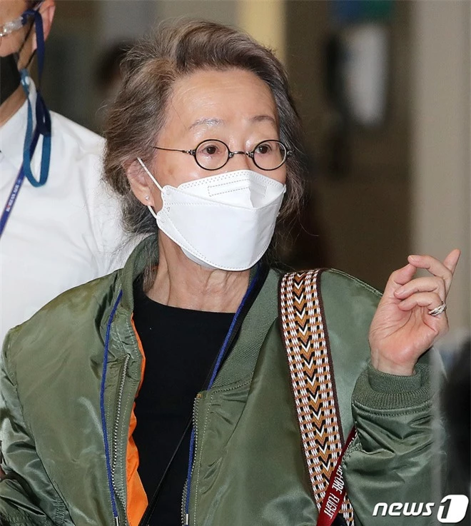 Sao nữ 74 tuổi đã có mặt ở sân bay Hàn Quốc sau chiến thắng lịch sử tại Oscar, phong cách ăn mặc khiến Knet ngỡ ngàng - Ảnh 3.