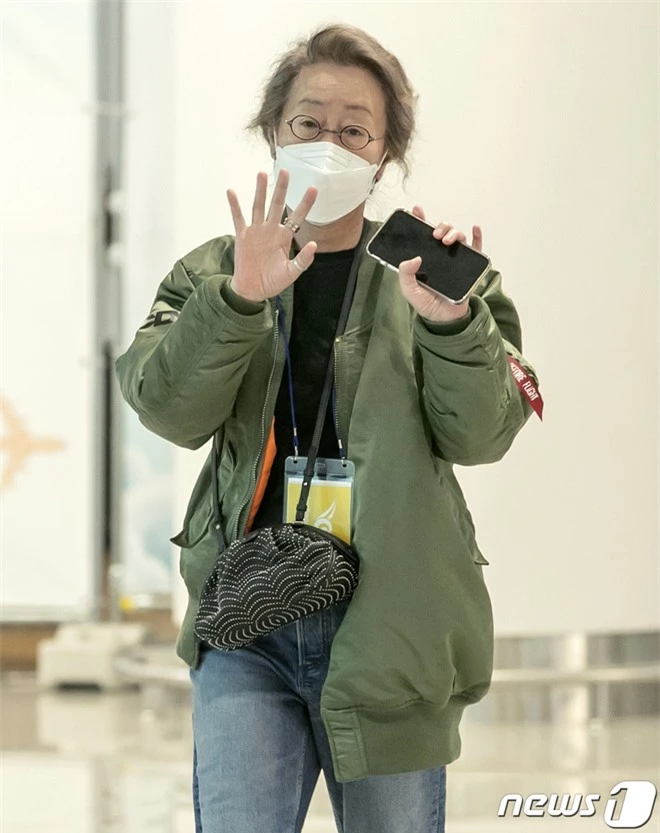 Sao nữ 74 tuổi đã có mặt ở sân bay Hàn Quốc sau chiến thắng lịch sử tại Oscar, phong cách ăn mặc khiến Knet ngỡ ngàng - Ảnh 5.
