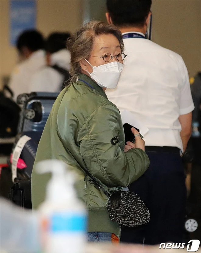 Sao nữ 74 tuổi đã có mặt ở sân bay Hàn Quốc sau chiến thắng lịch sử tại Oscar, phong cách ăn mặc khiến Knet ngỡ ngàng - Ảnh 6.