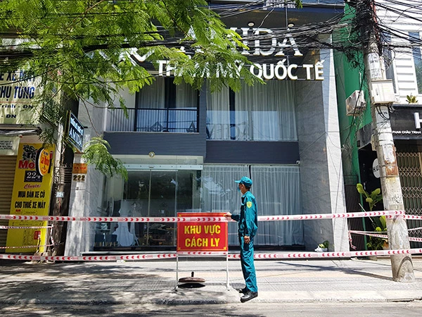 Cơ sở Thẩm mỹ viện Quốc tế AMIDA (222 Phan Châu Trinh, quận Hải Châu, Đà Nẵng) đã được phong tỏa để phòng, chống dịch COVD-19