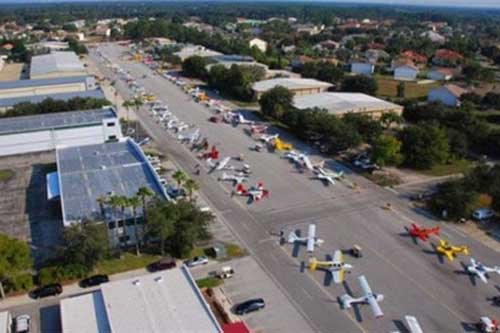 Sửng sốt trước thị trấn mỗi nhà đều có… máy bay riêng