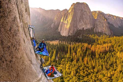 'Thót tim' với những nhà leo núi liều mạng cắm trại trên vách đá