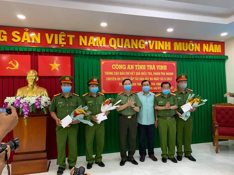 Đại tá Vũ Hoài Bắc và đồng chí Lê Thanh Bình thưởng nóng cho các tập thể. 