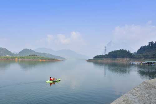 'Lạc lối' vào huyền thoại giữa lòng hồ thủy điện Tuyên Quang