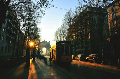 Hành trình khám phá thành cổ Milan bằng tàu điện