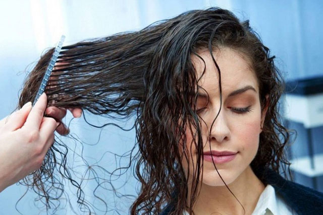 Bí quyết giúp tóc nhanh khô mà không cần sấy