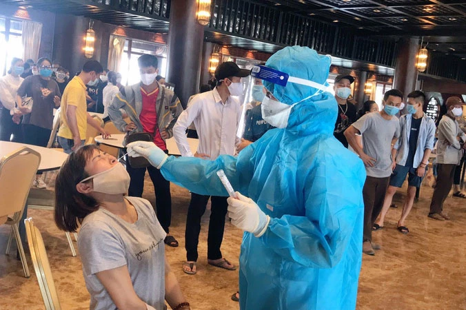 Cán bộ Trung tâm Kiểm soát bệnh tật lấy mẫu xét nghiệm SARS-CoV-2 tại chùa Tam Chúc, Kim Bảng, Hà Nam.