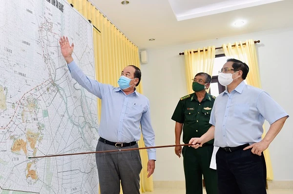 Thủ tướng Phạm Minh Chính nghe báo cáo về tình hình phân bổ các chốt kiểm soát của Bộ đội Biên phòng tỉnh An Giang. Ảnh: VGP