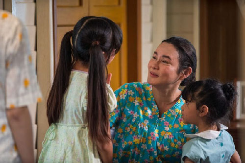 Trưa nắng như đổ lửa, mẹ tôi mặc quần ống thấp ống cao đi thăm con cháu, nhìn món đồ bà khệ nệ mang mà tôi rơi nước mắt