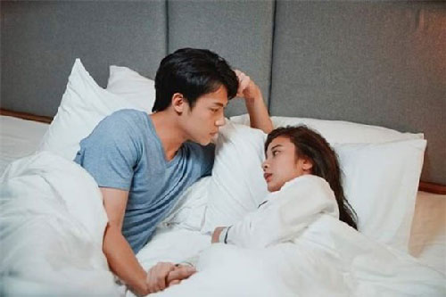 Chồng đi nhậu 12 giờ đêm mới về, trong cơn say thấy bàn tay vợ vuốt ve trên mặt mà anh giật mình thảng thốt lẫn hối hận vô vàn