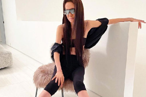 U80 Vera Wang gây ngỡ ngàng vì vòng eo và đôi chân dài "siêu thực", nhìn cách ăn mặc "hack tuổi" lại càng phải trầm trồ