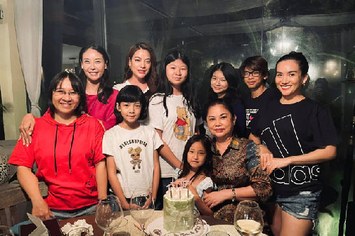 Nhóm nhóc tì đình đám Vbiz tụ họp, con gái Trương Ngọc Ánh tiếp tục gây sốt với ngoại hình nổi bật