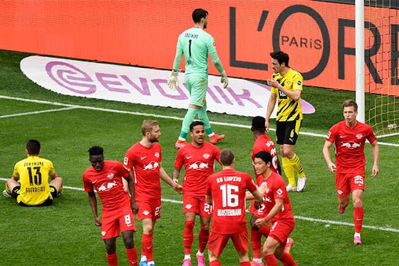 Th&#x1EAF;ng k&#x1ECB;ch t&#xED;nh Leipzig, Dortmund &#x27;d&#xE2;ng&#x27; c&#xFA;p cho Bayern