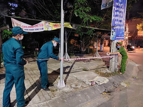 Lực lượng chức năng phường Hòa Minh lập rào chắn cảnh báo tại khu vực chung cư đường Kinh Dương Vương