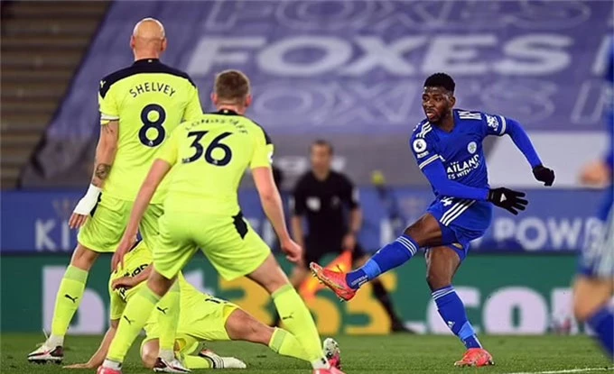 Leicester City (áo xanh) cần giành 8 điểm trong 3 vòng cuối để chắc chân trong top 4