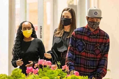 Trước tình trạng Brad Pitt tiều tụy nhập viện, Angelina Jolie vẫn đầy khí chất khi đi ăn cùng các con nuôi ở nhà hàng cao cấp