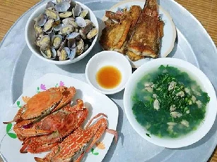 Chồng đưa 40 nghìn thách vợ đi chợ nấu được 3 món tươm tất, đến lúc dọn mâm cơm lên anh ta sốc đến rơi cả chiếc cốc