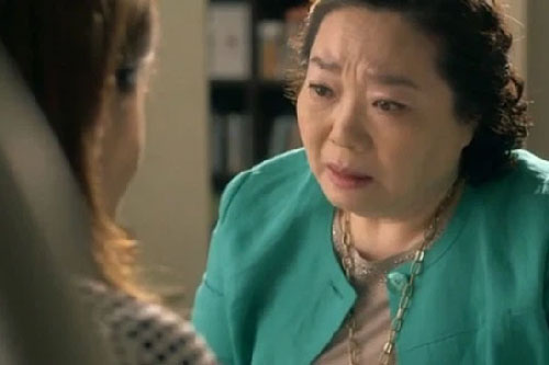 Sau đám cưới, mẹ mang ra cuốn sổ nhàu nát mong tôi đưa hết vàng cưới cho bà, tôi vừa đồng ý thì vợ đã phản ứng dữ dội