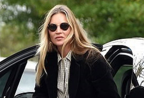 Cựu mẫu lừng danh Kate Moss "hút mắt" với vẻ ngoài sành điệu ở tuổi 47